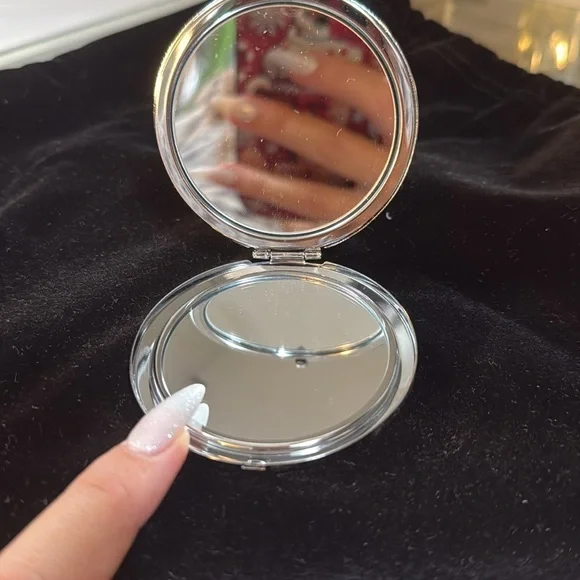 ✨✨ La Prairie Jeweled Compact Mirror✨✨